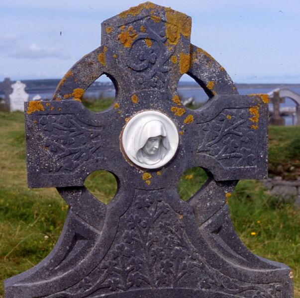 Lichened headstone at Teampall Caomhn