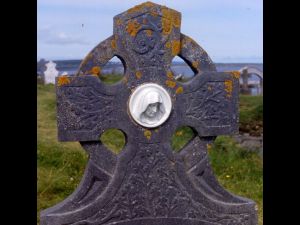 Lichened headstone at Teampall Caomhán